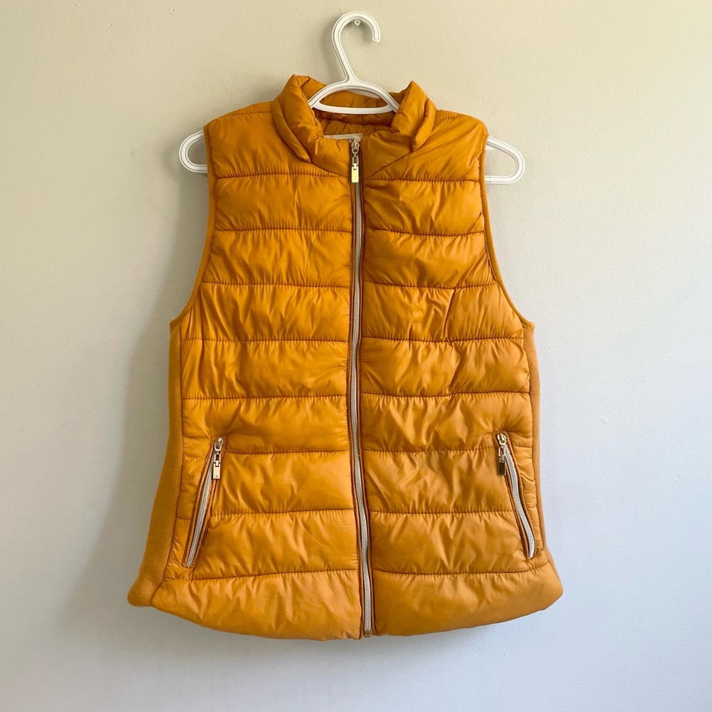 MUSTARD PUFFER VEST GOLD ZIPPERS POCKETS FAUX FUR LINING RIBBED KNIT SIDES